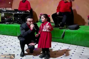 آواز شاد؛ دختر شیطون بلا به زور 5 سالش میشه طوری با خواننده میرقصه که قلنجات میشکنه