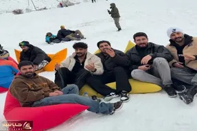 آواز محلی؛ پسر جماعت خدای خلاقیته اینا گروهی رفتن برف بازی غمگین میخونن فقط میخندی