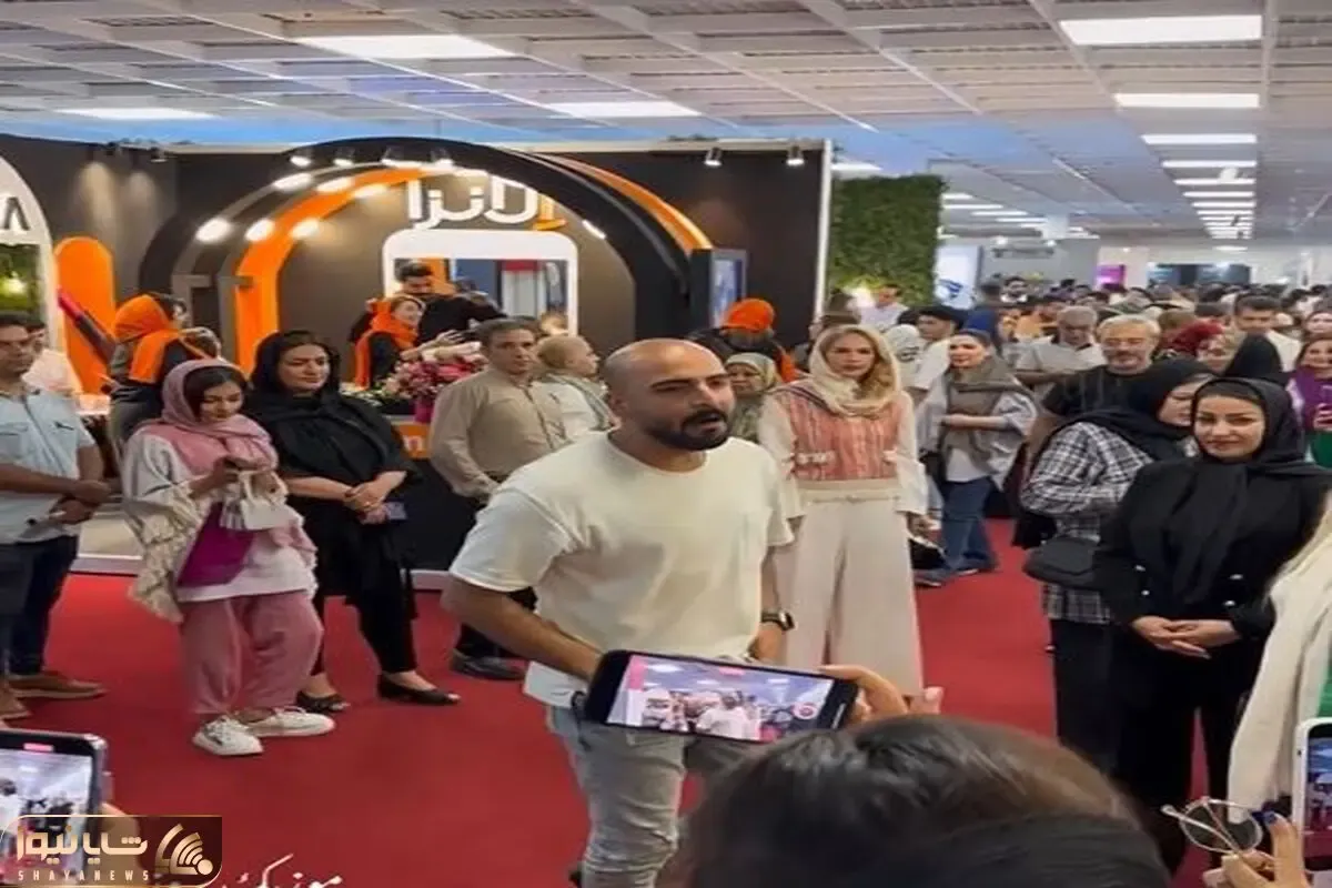 آواز احساسی؛ این پسر حنجره طلا وسط پاساژ زد زیر آواز؛ فقط اونی که واسش میکروفون آورد