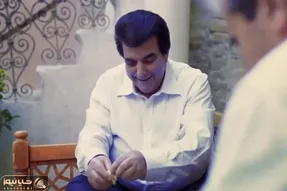 آواز شاد؛ عباس قادری تک وتنها تو کوچه بربری به دست چه مسرور آهنگ یادش بخیر رو خوند