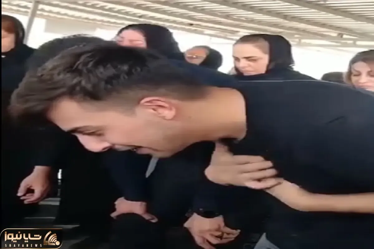 آواز داغدار؛ پسره سر مزار پدرش جوری گریه و بیقراری میکنه و میکوبه سینه عرش خدا میلرزه