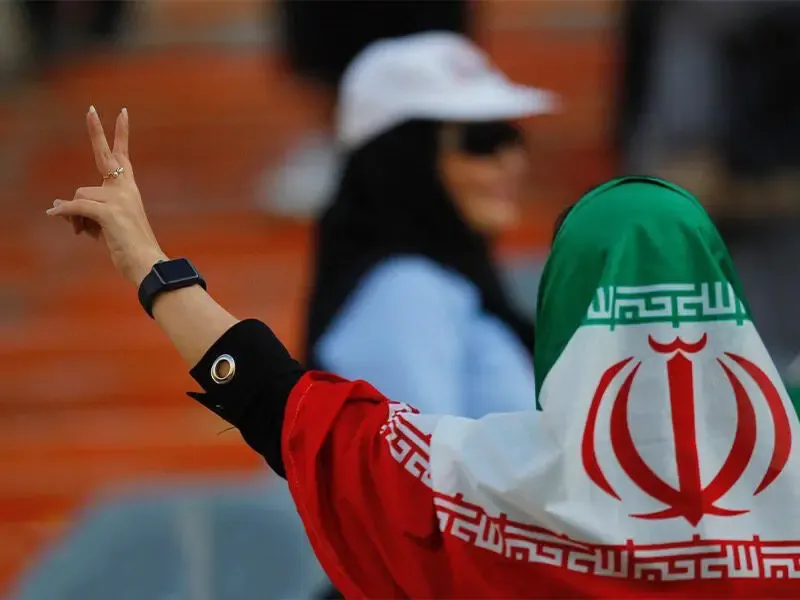 «پوشش مردان فوتبالیست طوری است که خانم‌ها نباید ببینند»