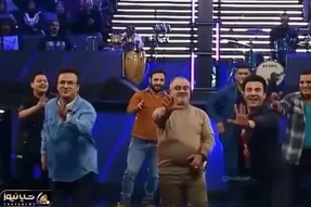 آواز شادیسم؛ رقص کردی بازیگرا تو برنامه زنده که حامد آهنگی آوردشون وسط دیگه برو نیستن