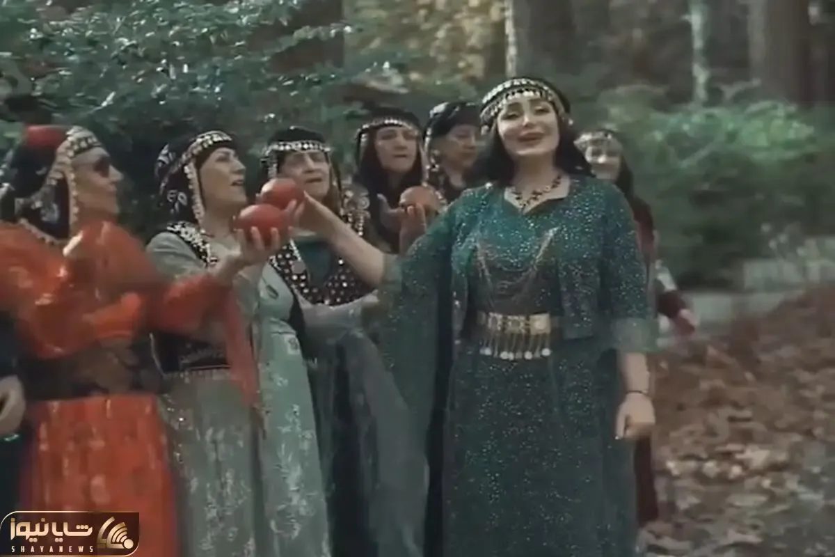 آواز محلی؛ ترانه سرایی مادران کرمانشاهی با لباسای محلیشون نمیدونم چی میگن ولی چه نازن