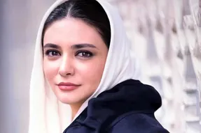 تیپ چشمگیر لیندا جون با کلاه و مانتویی که حسابی باز شد؛ چقد راحت!