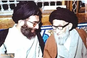 سفر به ایام قدیم سال 1360؛ آیت الله خامنه ای در کنار پدرشان آیت‌ الله جواد خامنه‌ ای