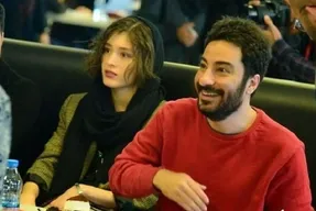 عشق بازی فرشته حسینی با نوید محمدزاده روی مبل و لَم داده! +عکس