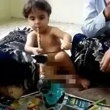 (ویدئو) جنجال تریاک کشیدن کودک 3 ساله برای تبلیغ بافور!