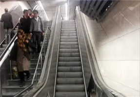 آواز یهویی؛ پسره رو پله برقی ناگهان بارون هر موقع که میباره خوند همه میخکوبش شدن