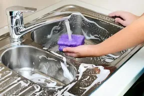 ترفندای خونگی واسه تمیز کردن سینک؛ با این روش ها یه رنگ و لعاب تازه به آشپزخونه بده!