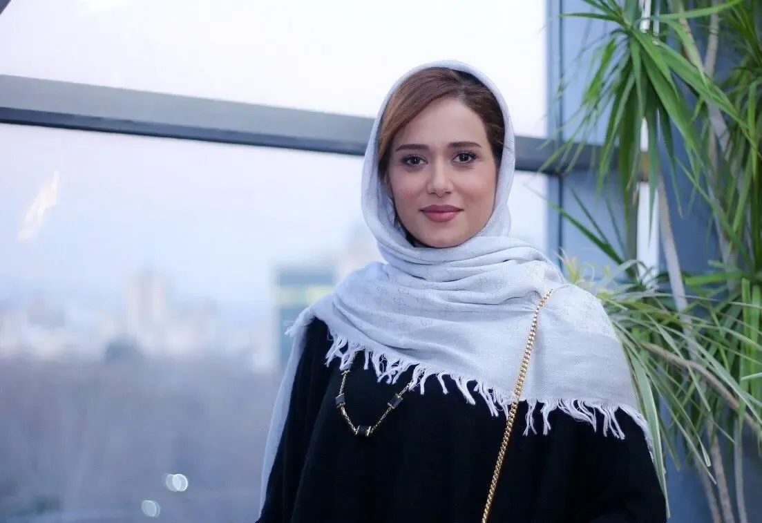 پریناز ایزدیار بالای درخت توت + عکس
