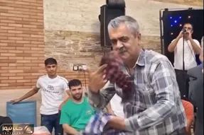 آواز شاد؛ پیرمرد باحال چه با ادا و اطواربا آهنگ محلی میرقصه کیفش کوکه و خبره است