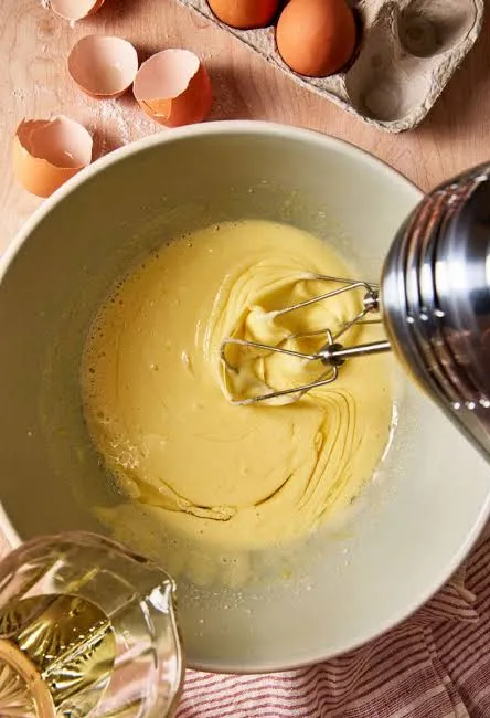 اضافه کردن روغن به مخلوط تخم مرغ اضافه کردن روغن به مخلوط تخم مرغ