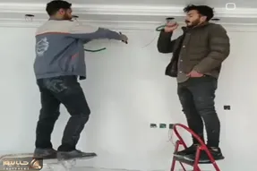 آواز شاد؛ دو تا رفیق برقکار وسط کار خارجکی خوندن یهو شکار دوربین صاحبکار شدن و جهانی