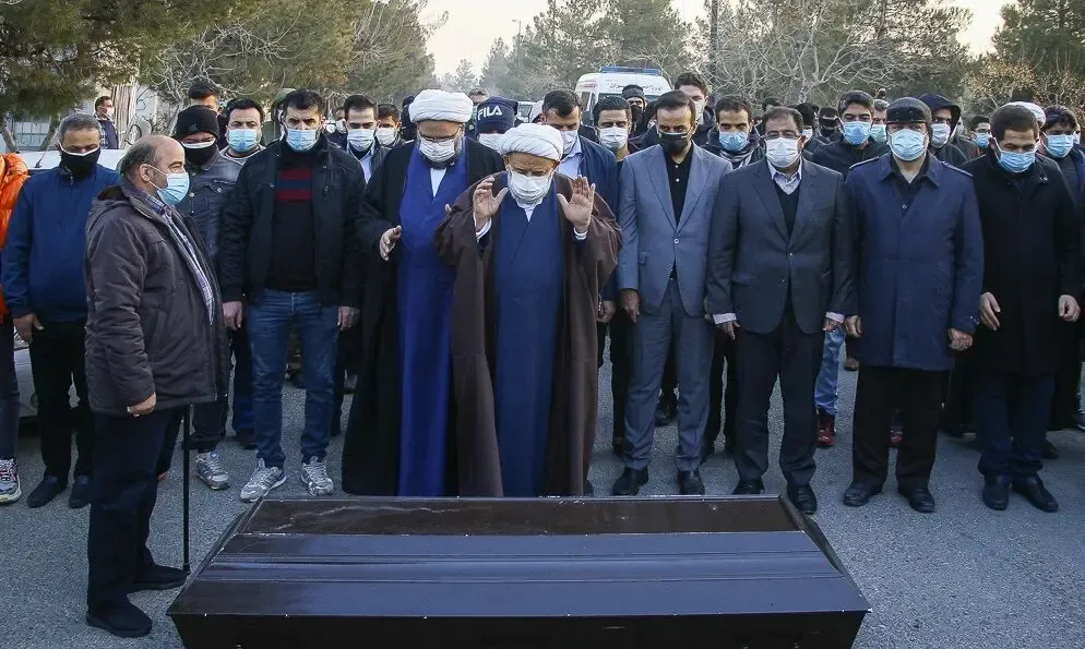 (ویدیو) اقامه نماز توسط شیخ حسن انصاریان بر پیکر علی انصاریان