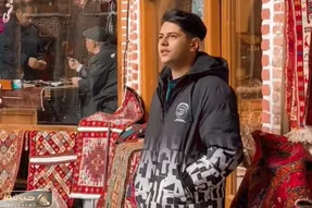 آواز بازاری؛ پسر دهه هشتادی کاسب آهنگ تمامی دینم به دنیای فانی میخونه صداش آب زلاله