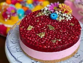 طرز تهیه چیز کیک انار یخچالی؛ این خوشگلِ خوشمزه رو شب یلدا حتما درست کنید