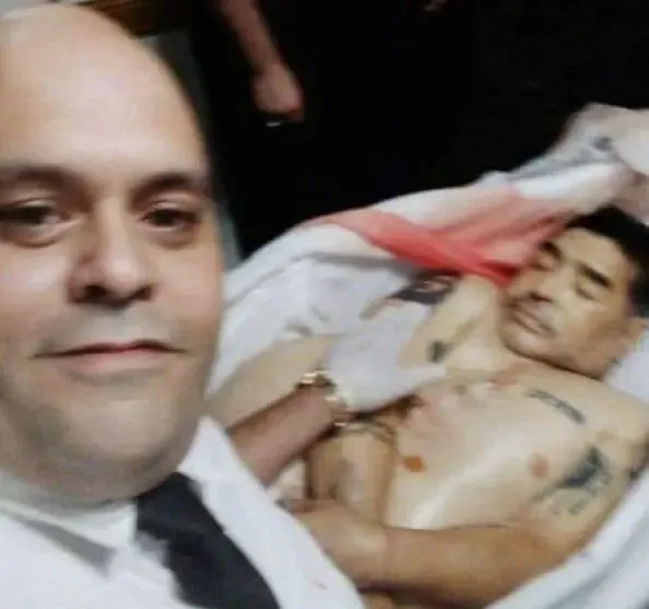 سلفی نفرت انگیز؛ لبخند کنار جسد مارادونا به مرگ ختم شد!