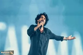 آواز احساسی؛ عرفان طهماسبی در سکوت شب خوند میکروفون رو گرفت سمت تماشاچیا با بغض خوندن