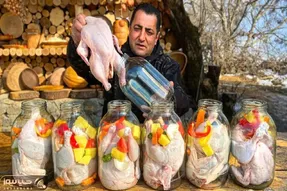 غذای باحال؛ مرغ لطیف و بسیار آبدار با سبزیجات پخته شده در یک ظرف شیشه ای در کوره
