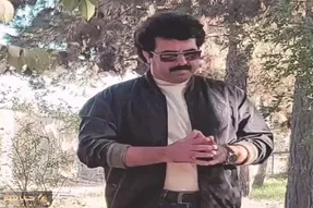 آواز لگدمال؛ به این آقا گفتن صداش شبیه خواننده اونور آبیه کاملا مشخصه دستش انداختن