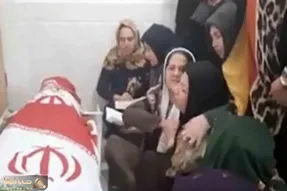 وقتی خانه ماتم کده میشود؛ بی تابی مادر صابر کاظمی بر سر پیکر بی جان پسرش در خانه