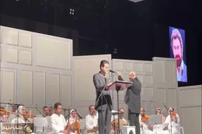 آواز همایونی؛ همایون شجریان به یاد پدرش تو کنسرت دود عود میخونه سالن رو غم میبره
