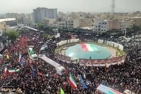 سلفی خبرنگار CNN با جمعیت حاضر در مراسم تشییع شهدا