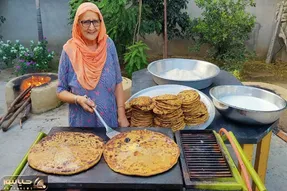 غذای روستایی؛ وقتی مامان بزرگ هندی یه چیز مثل الویه تو خمیر میکنه و پهن میکنه کف تابه