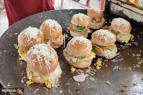برگر خوشمزه خیابانی؛ دورگرد رو گاری برگر میده با تاپینگ تخم مرغ از مک دونالد خوشمزه تر