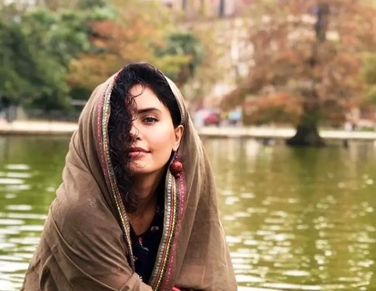 (عکس) گالری گردی الناز شاکردوست با مانتو جلوباز و استایلی بهاری