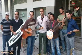 آواز بهشتی؛ حمید حامی بعد از کلی دوری یه بند جذاب کنار خیابان پیدا کرد و زد زیر آواز