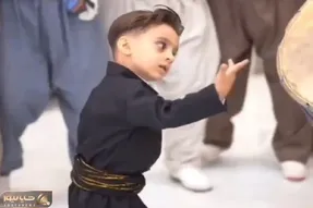 آواز اصیل؛ پسر نیم وجبی با اون لباسش چه محفل رو گرم کرده و رقص محلی و بپر بپر میکنه