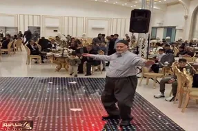 آواز بلرزون؛ رقص باباکرم پیرمرد با زیرشلواری خواننده رو به وجد آوورده هی میگه ماشالا