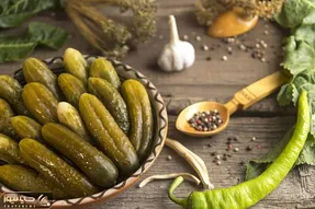 آموزش آشپزی؛ درست کردن خیارشور ترد و خوشمزه با ماندگاری بالا با تمام نکات