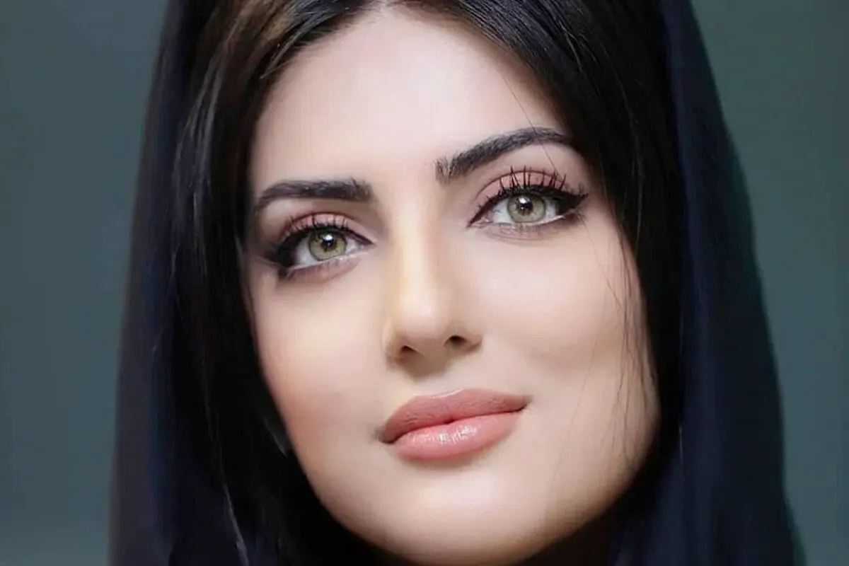 عکس هلیا امامی با کت و پیراهن مردانه و پشت زمینه زیبا!