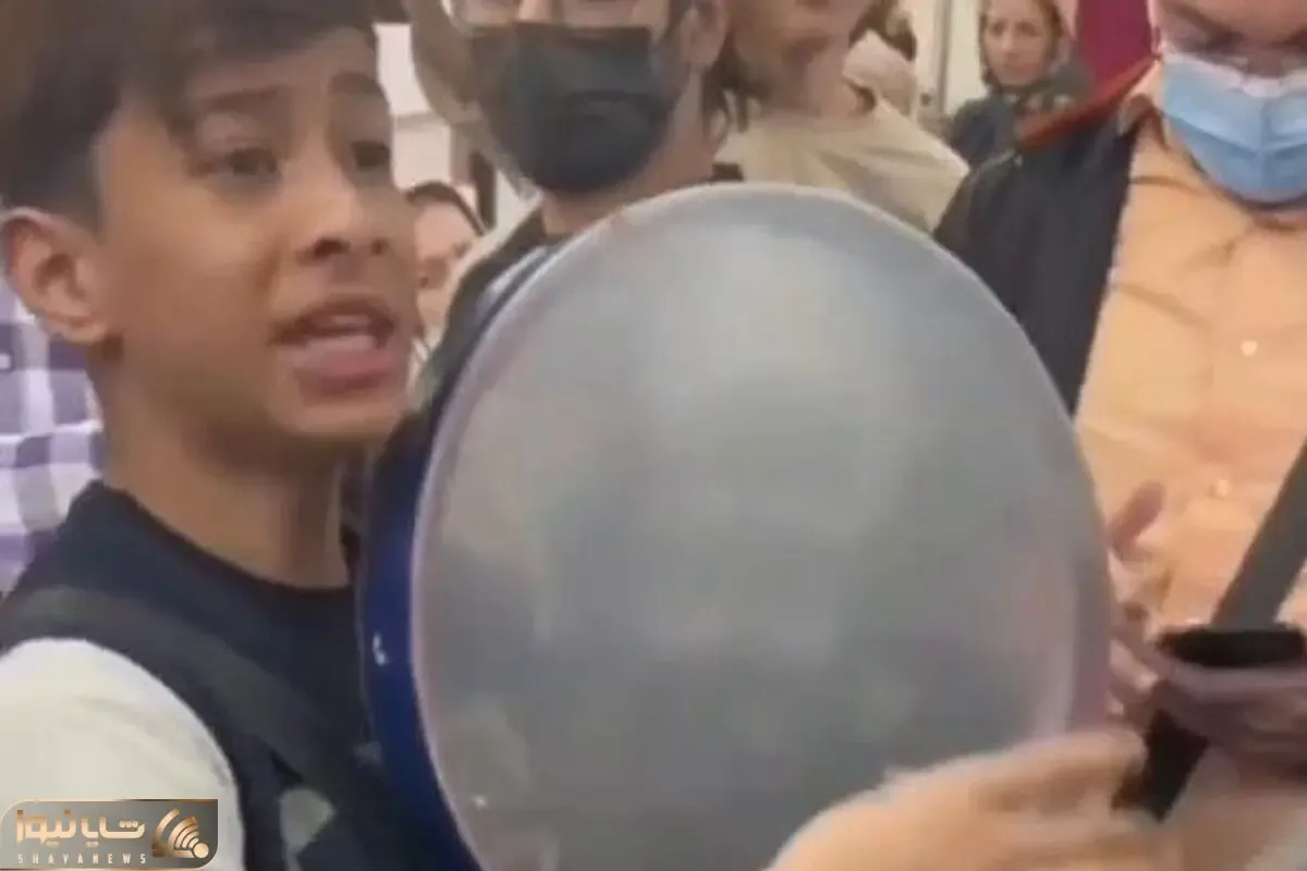 آواز احساسی؛ کودک کار تو مترو آهنگ شاد دونه دونه رو چه با غم تو چشم خوند احاطه شده