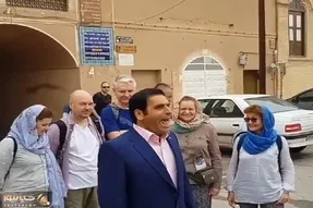 آواز سوزناک؛ داشت خوب پیش میرفت و جانسوز  برای توریستا میخوند تا گوشتکوب زدن رو پاش