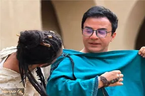آواز شاد؛ عمو پورنگ با لباس عجیبش فاز هندی گرفت یجور میرقصه شاهرخ خان دهنش وا موند