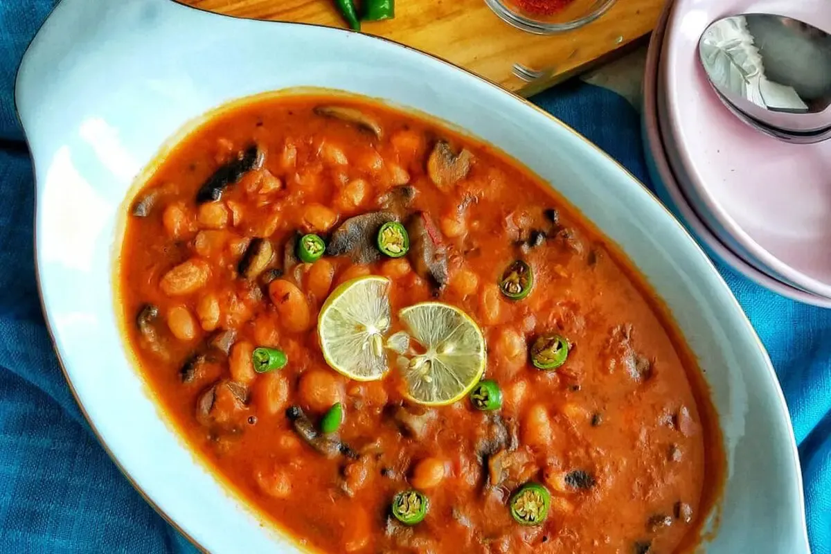 طرز تهیه خوراک لوبیا چیتی و قارچ؛ غذایی ساده و سیر کننده