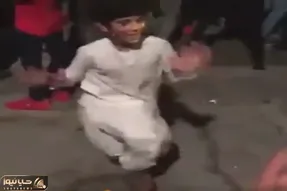 آواز شاد؛ پسره عین شلنگ آبی که ول شده این سو و اون سو فر میخوره میرقصه فاقد مهره کمره
