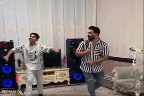 آواز شاد؛ برادر بزرگ میخونه کوچیکه پایکوبی میکنه با آهنگ ترکی تو خونه با باند حرفه ای