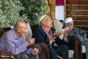آواز خیابانی؛ پیرمرد سبیلو با آهنگ لب کارون همه ریش سفیدای خانه سالمندان رو رقصوند