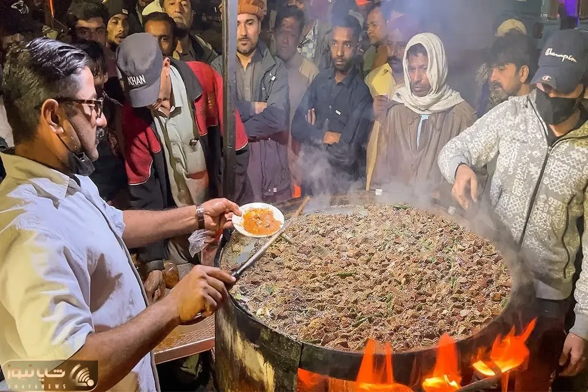غذای خیابانی؛ این آقا تو محله فقیر هند خوراک لذیذی پخته که ملت واسش سر و دست میشکونن