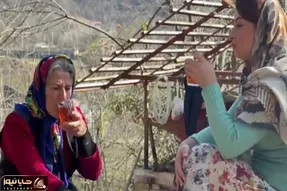 غذای خوش پخت دهاتی؛ مامان و دختر نه چندان جوان چه جذاب خورش خوشمزه شمالی می پزن