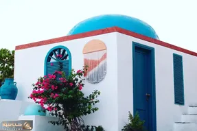 طراحی داخلی و دیزاین رویایی کافه سانتورینی کیش؛ الهام از معماری کلاسیک و سقف مدیترانه