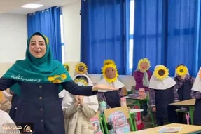 آواز شاد؛ خانم معلم با بچه ها آهنگ گل آفتاب گردون آریان بند رو میخونن و بچه ها میرقصن