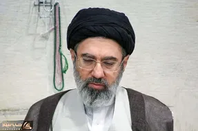 تصویری از آیت‌الله سید مجتبی خامنه ای در آغوش سردار سلیمانی