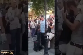 آواز خیابانی؛ این آقا آهنگ امروز که محتاج توام رو تو خیابون از خود ابی بهتر می خونه