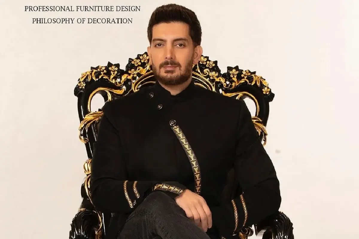 ژست خاص فرزاد فرزین روی مبل بسیار بزرگ و لاکچری اش!